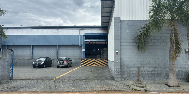 frente com estacionamento interno