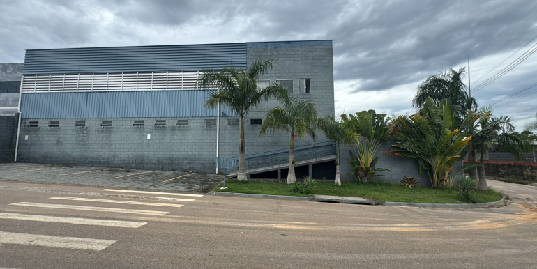 lateral com estacionamento externo