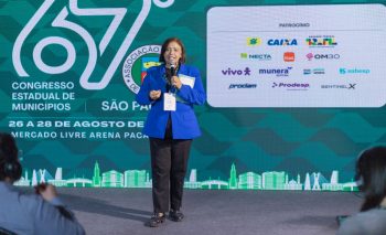 Eliana Moreira ministra palestra no 67º Congresso dos Municípios Paulistas.